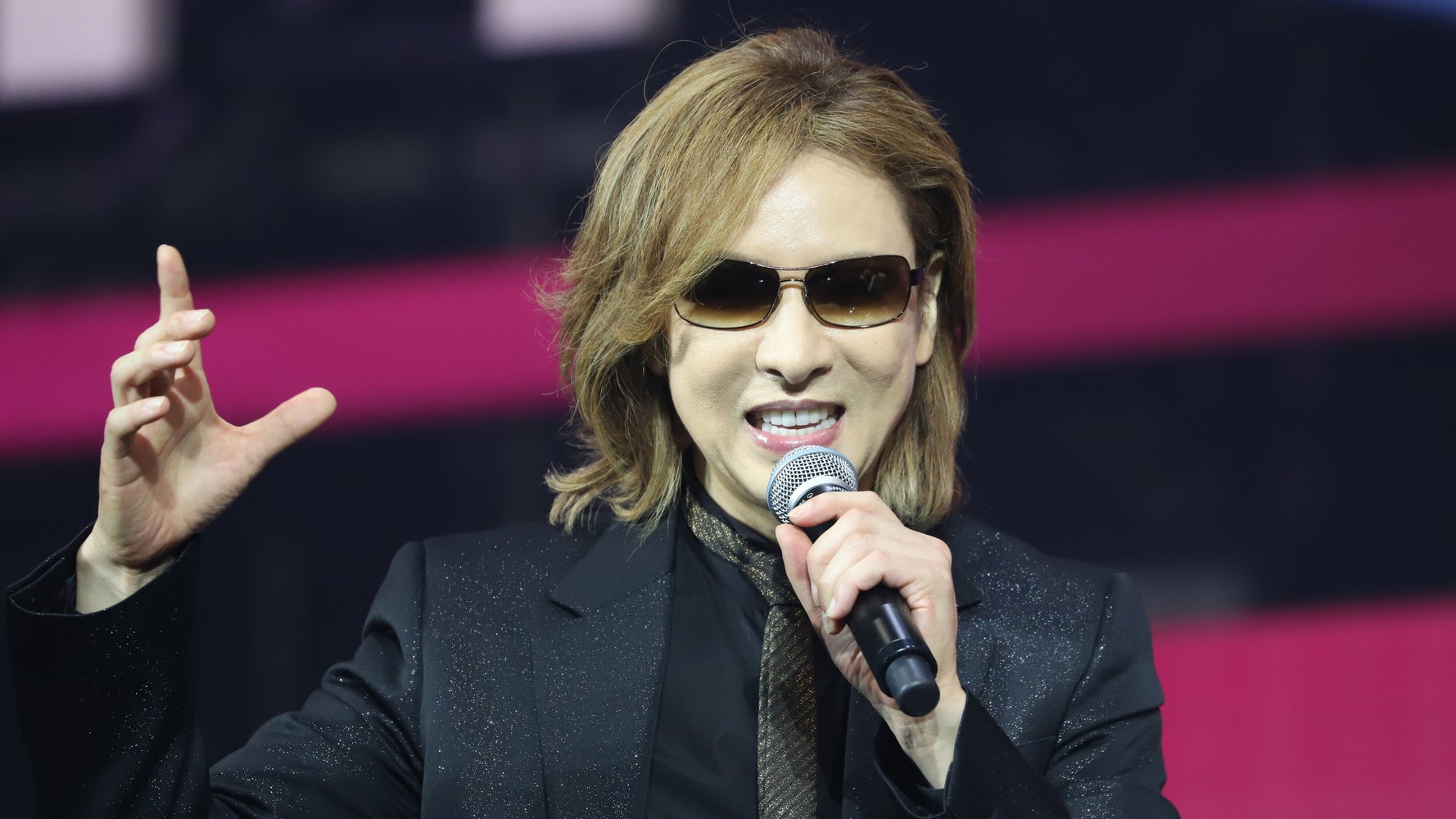 Yoshikiさん ファンとの握手で右手首の状態悪化 アーティストの手に触れる時は優しくね 呼びかける ハフポスト News Yoshikiさん ファンとの握手で右手首の状態悪化 アーティストの手に触れる時は優しくね 呼びかける ハフポスト News