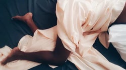 Por qué te es imposible dormir sin sábana aunque haga un calor del