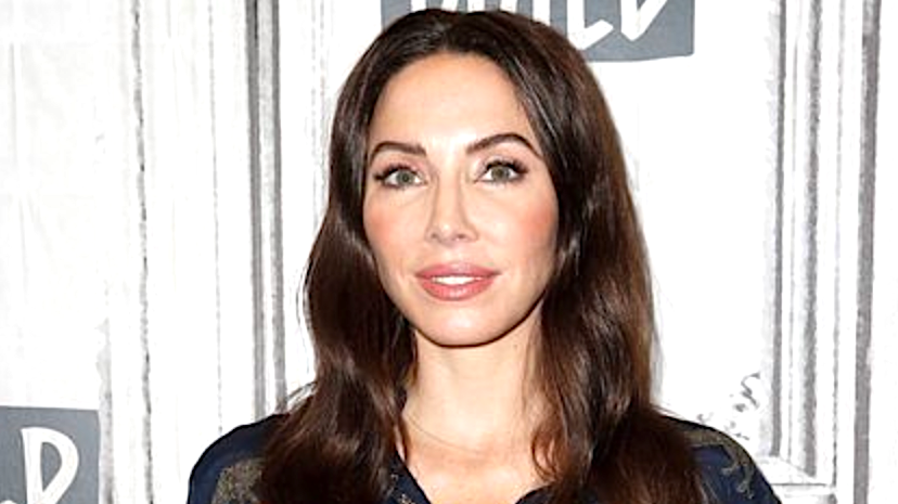 Whitney Cummings Thwarts Blackmail Attempts By Sharing Topless Photo