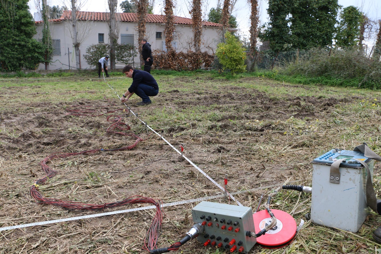 Γεωφυσική διασκόπηση του χώρου κατά το χειμώνα πριν την ανασκαφή.