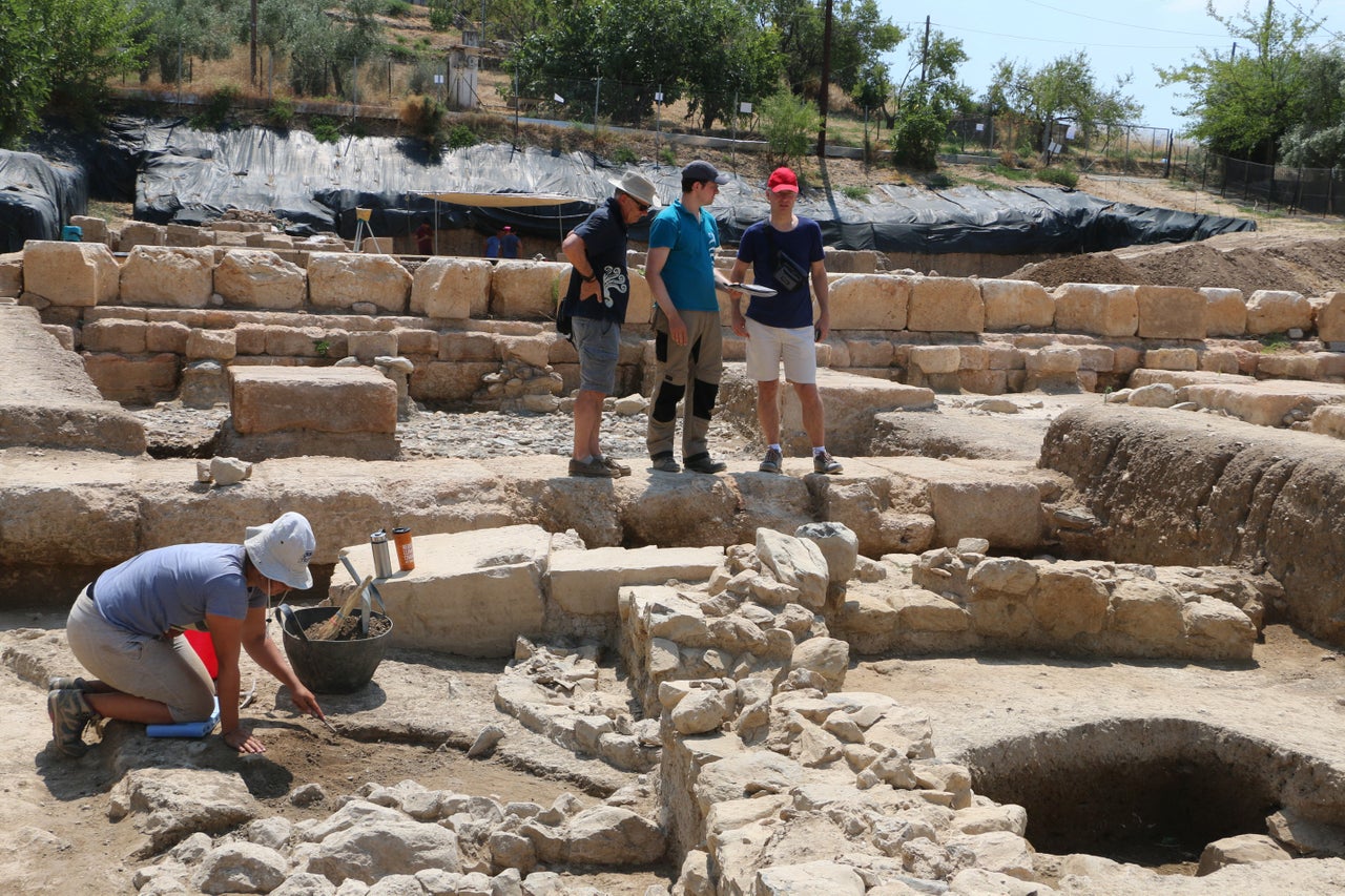 Επίσκεψη του πρέσβη της Ελβετίας στην ανασκαφή Αμαρύνθου, παρουσία του διευθυντή και του επιστημονικού γραμματέα της Ελβετικής Αρχαιολογικής Σχολής στην Ελλάδα. 