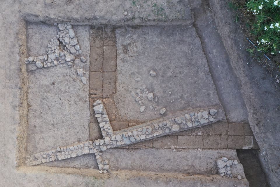 Το θεμέλιο της νότιας πτέρυγας της ελληνιστικής στοάς. Επιγραφή κλασικών χρόνων που αναφέρει το τοπωνύμιο «Αμάρυνθος», εντοπίστηκε στα Παλαιοχώρια, 2 χλμ. ανατολικά της σύγχρονης Αμάρυνθου, στην Εύβοια.