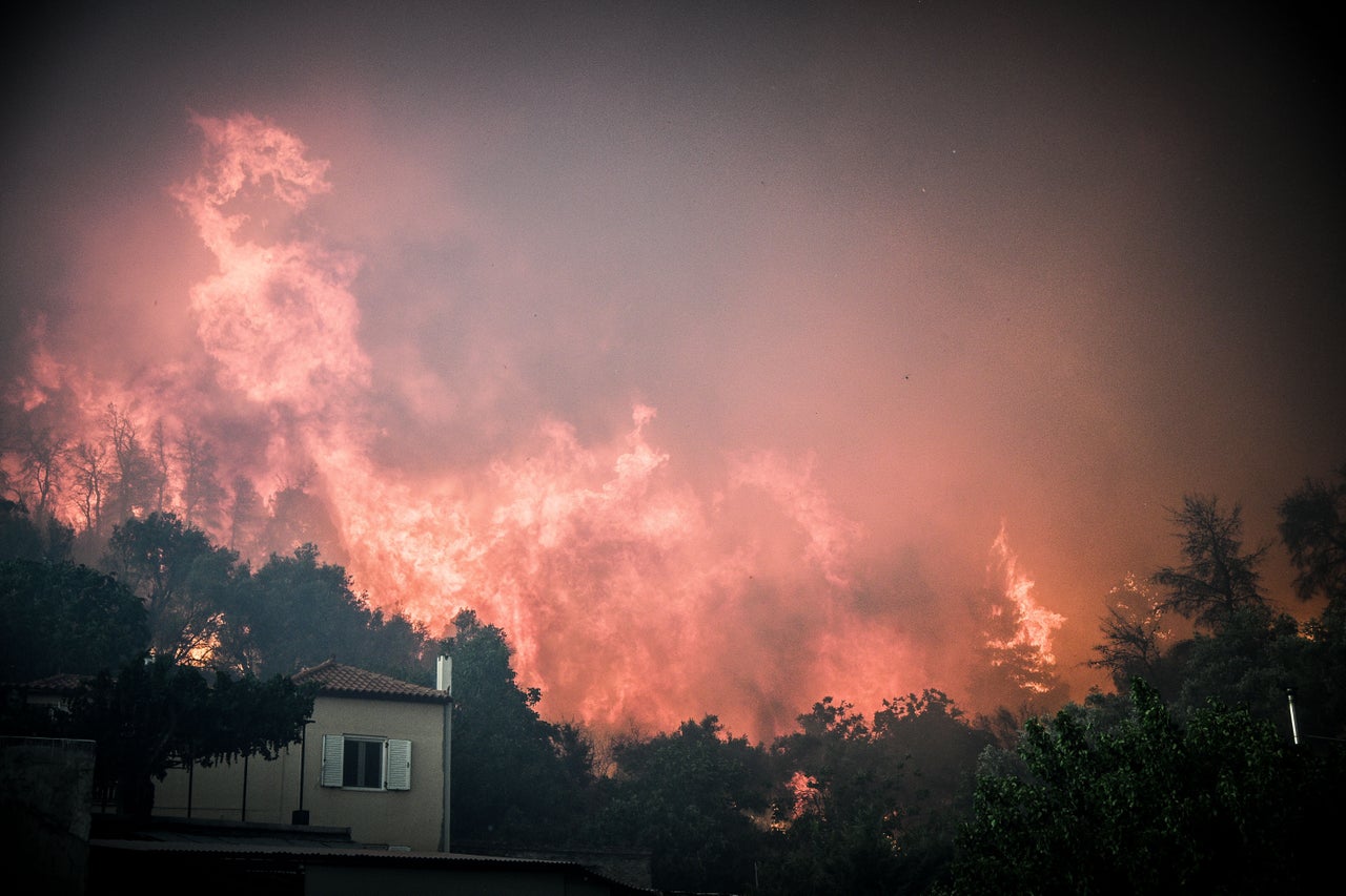 Οι φλόγες έχουν κυκλώσει το Κοντοδεσπότι, που εκκενώθηκε.