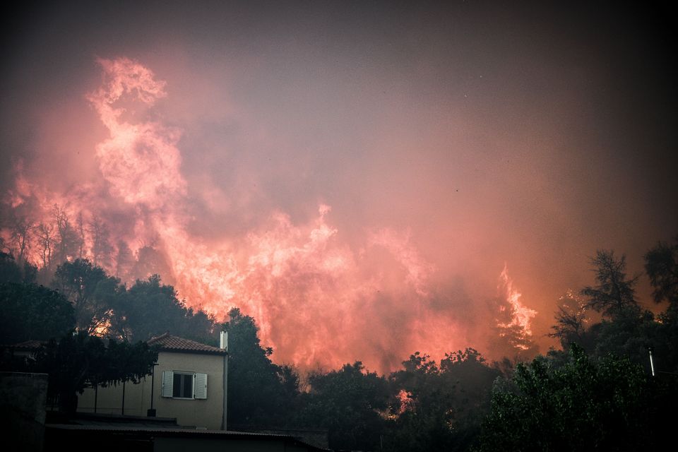 Οι φλόγες έχουν κυκλώσει...