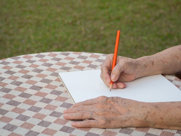 Un brazo roto (escrito con un dedo —y un