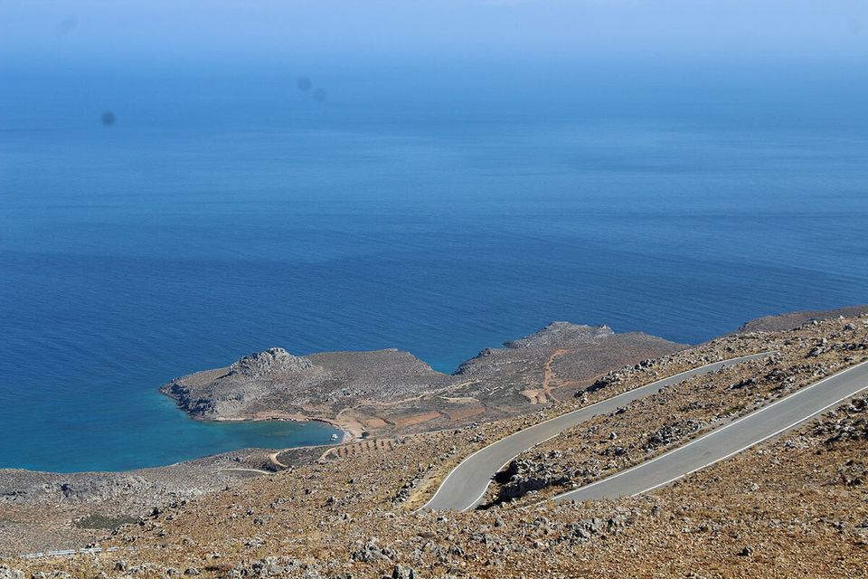 Φιδίσιος ο δρόμος και το πέλαγος ατελεύτητο στο ανατολικόάκρο της Κρήτης