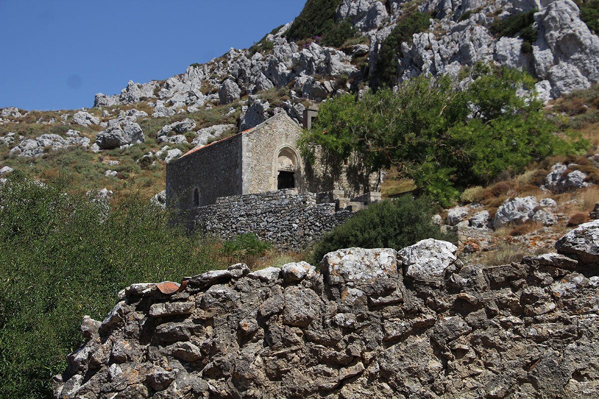 Η εκκλησία του Αγίου Γεωργίου που κτίστηκε τον 15 ο αι. και έχειακόμα το οικόσημο και τον οικογενειακό τάφο των Σολωμών