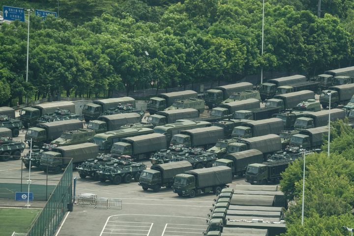スタジアムに集結した中国人民武装警察の輸送車や装甲車