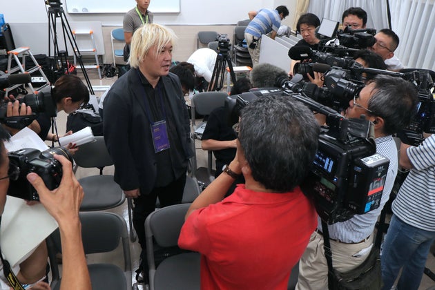 「あいちトリエンナーレ2019」の企画展「表現の不自由展・その後」を中止することが決まり、取材に応じる芸術監督の津田大介氏