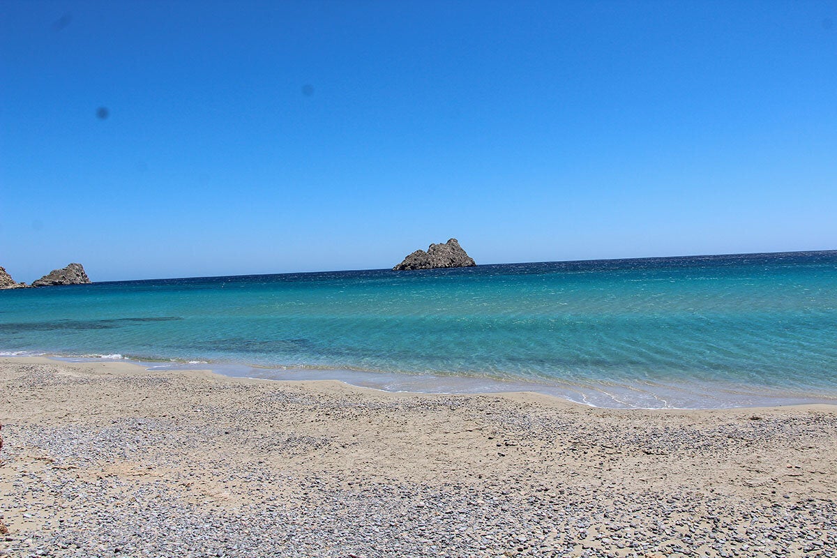 Τα καταγάλανα νερά στις παραλίες-πισίνες του Ξεροκάμπου.