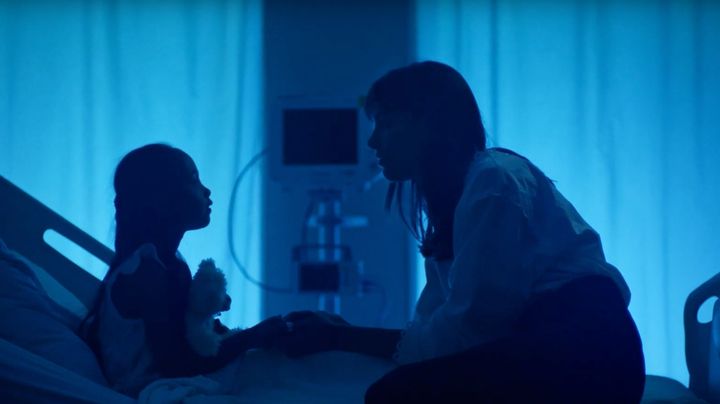 Dans cette première vidéo publiée par l'Hôpital de Montréal pour enfants, Charlotte Cardin reprend sa chanson «Faufile» tout en douceur.