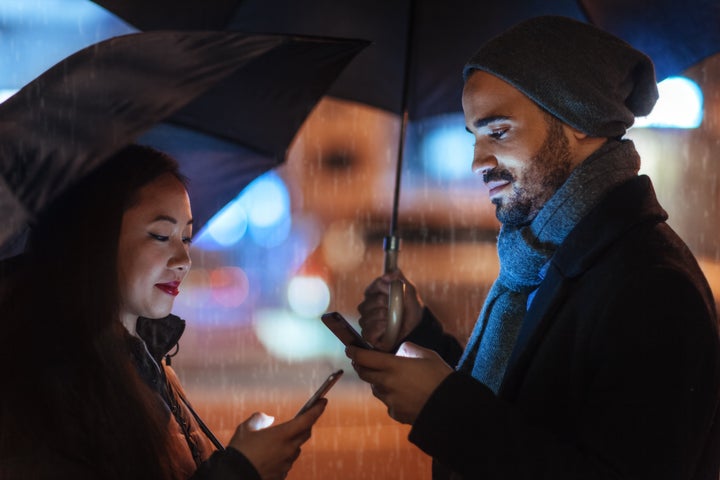 De nos jours, les applications de rencontre paraissent être le seul moyen de rencontrer de nouveaux partenaires. 