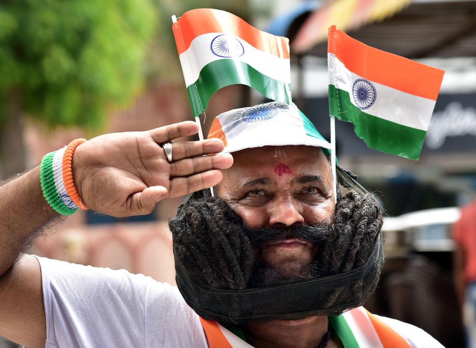 Ενας άνδρας με μουστάκι 8,5 μέτρων βρίσκεται στην πόλη Μπικάνερ της Ινδίας, στις 13 Αυγούστου, καθώς η χώρα προετοιμαζόταν για τους εορτασμούς της 73ης επετείου για την ανεξαρτησία της από την Βρετανική Αυτοκρατορία, στις 15 Αυγούστου.