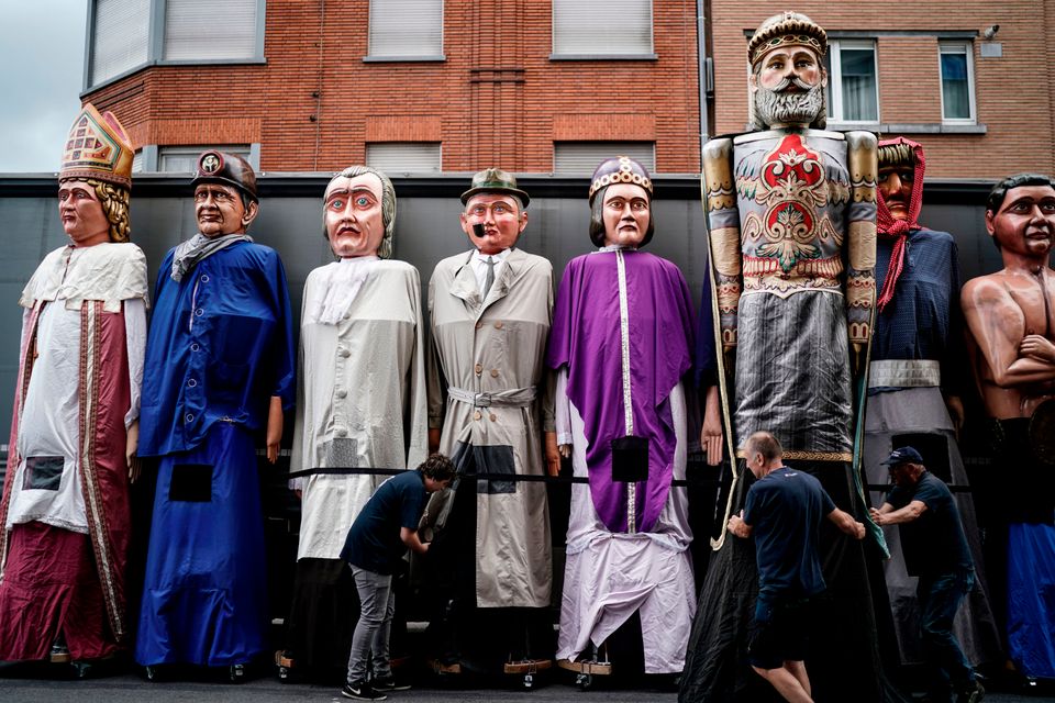 Μέλη των Μεταφορέων των Γιγάντων, στην επαρχία της Λιέγης, στο Βέλγιο, προετοιμάζουν γιγάντιες μαριονέτες, για την φολκλορική παρέλαση στις 15 Αυγούστου, κατά τους εορτασμούς της Ημέρας της Θεοτόκου.