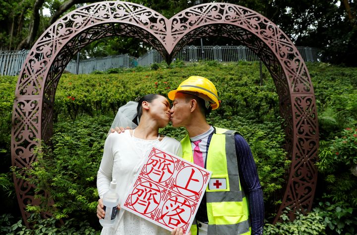結婚式を挙げるデモ参加者（8月4日）
