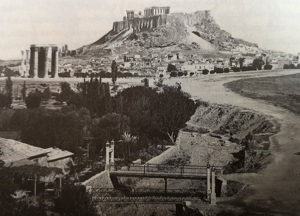 Ένα ζευγάρι γεφυράκια του Ιλισού. Ο φαρδύς χωματόδρομος της δεξιάς όχθης αναγνωρίζεται ως η λεωφόρος Βασιλίσσης Όλγας.