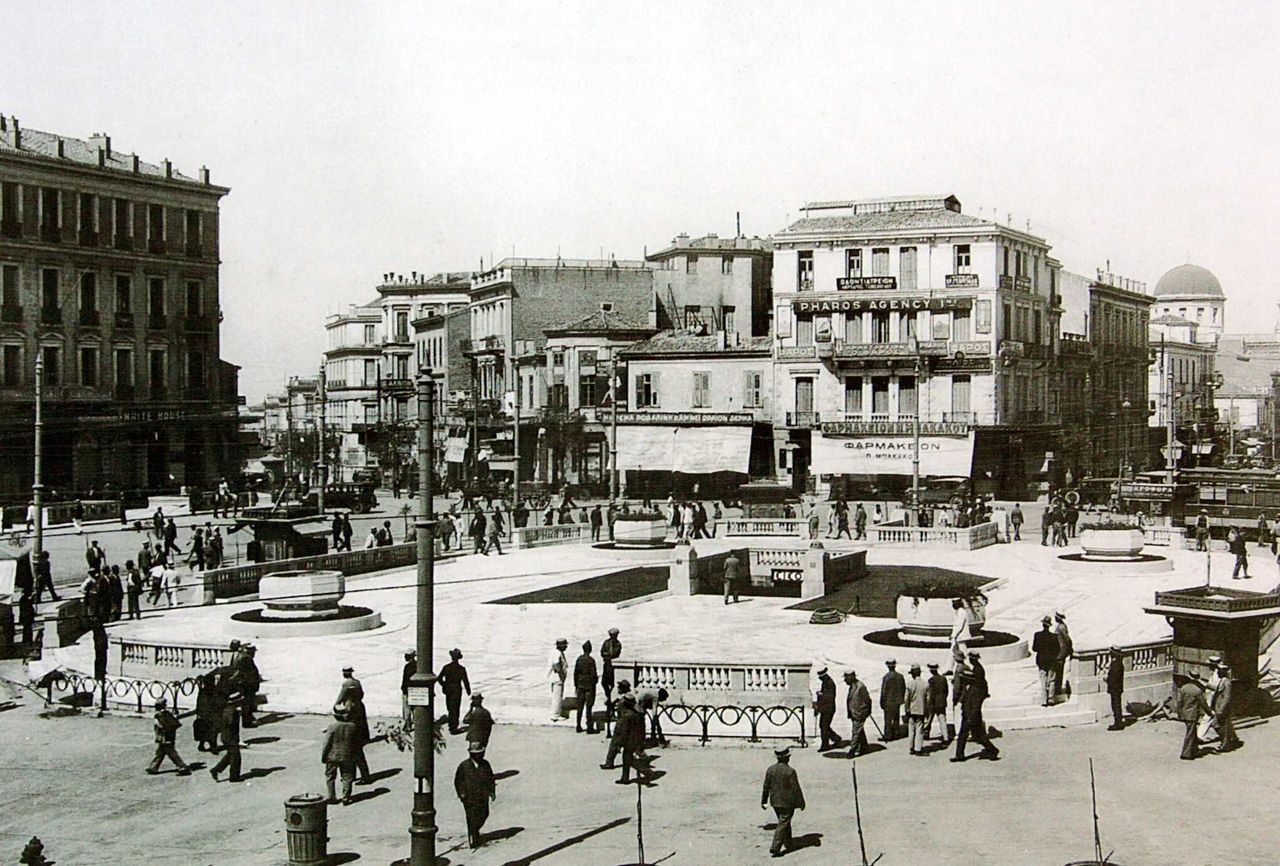 Η ανακαινισμένη πλατεία Ομονοίας το 1930.