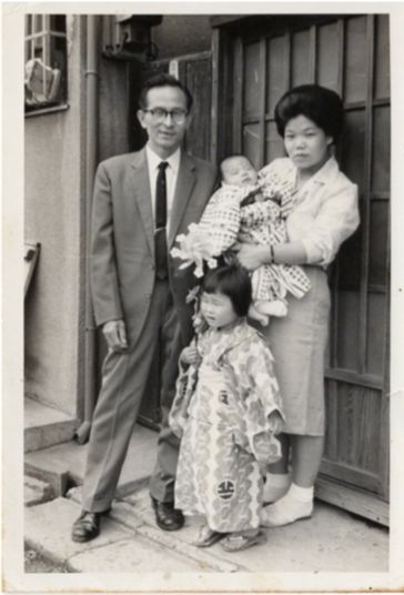 左：昭三さん、中央：昭子さん、右：タイ子さん（抱かれた赤ん坊は弟）