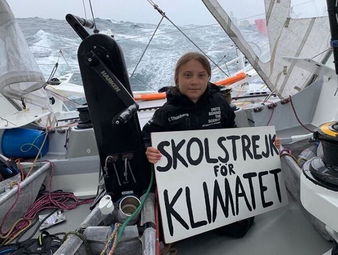 Greta Thunberg fête la 52e semaine de sa grève scolaire pour le climat au milieu de l'Atlantique.