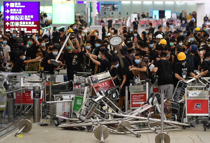 8月13日、香港国際空港で行われた大規模デモ