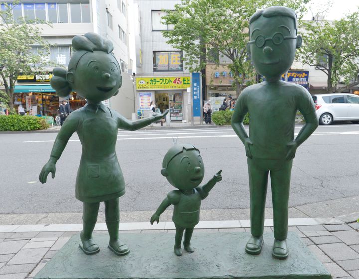 桜新町商店街にある「サザエさん一家の銅像」（東京都世田谷区）