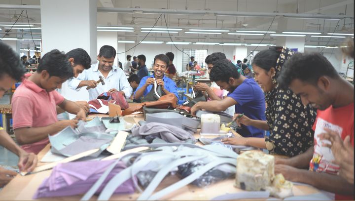 バングラデシュの工場でバッグを製作中の様子