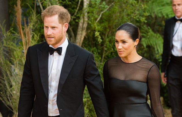 A dónde han ido y cuánto se han gastado Meghan Markle y el príncipe Harry en sus criticadas