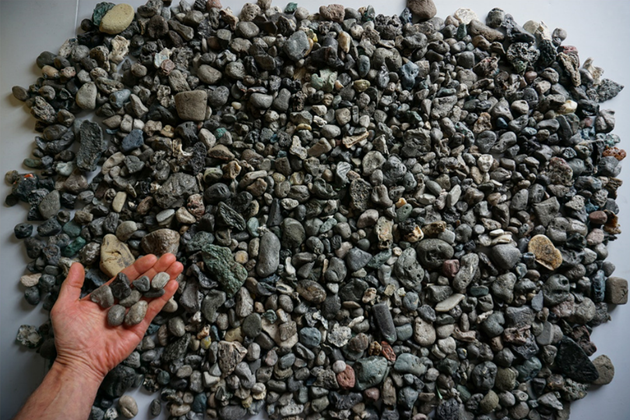 Ces Plastiques Qui Ressemblent A Des Cailloux Polluent Les Plages Le Huffpost Ces Plastiques Qui Ressemblent A Des Cailloux Polluent Les Plages Le Huffpost