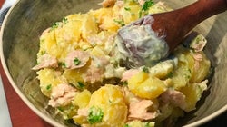 Un buen aperitivo veraniego: patatas y ventresca de atún con