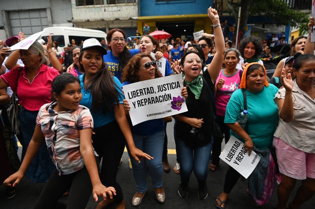 Manifestantes esperam pelo resultado do julgamento de Evelyn do lado de fora do tribunal, em El