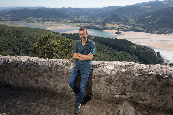 Ibon Martín, en la ría de Urdaibai (Vizcaya), donde está ambientada su novela '<i>La danza de los tulipanes'</i>.