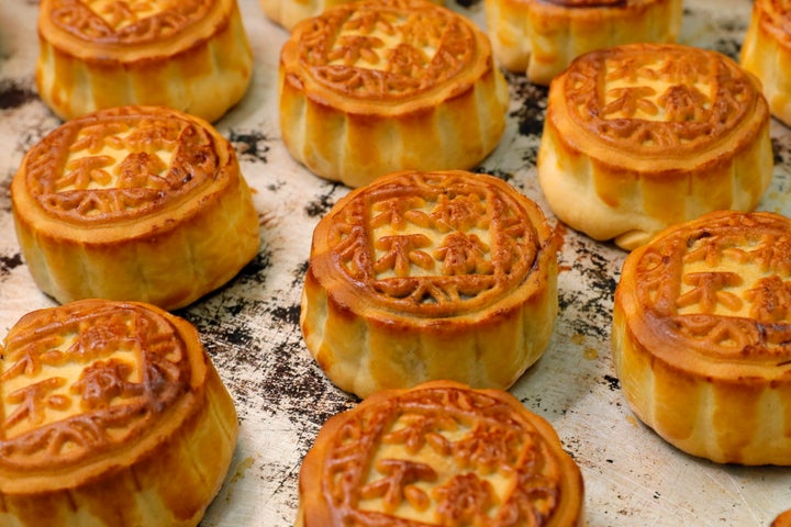 Mooncakes are pastries with rich fillings that are usually served at the Mid-Autumn Festival.
