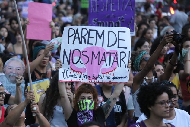 No Brasil, a taxa de assassinato de mulheres negras cresceu quase 30%, enquanto a de mulheres não...