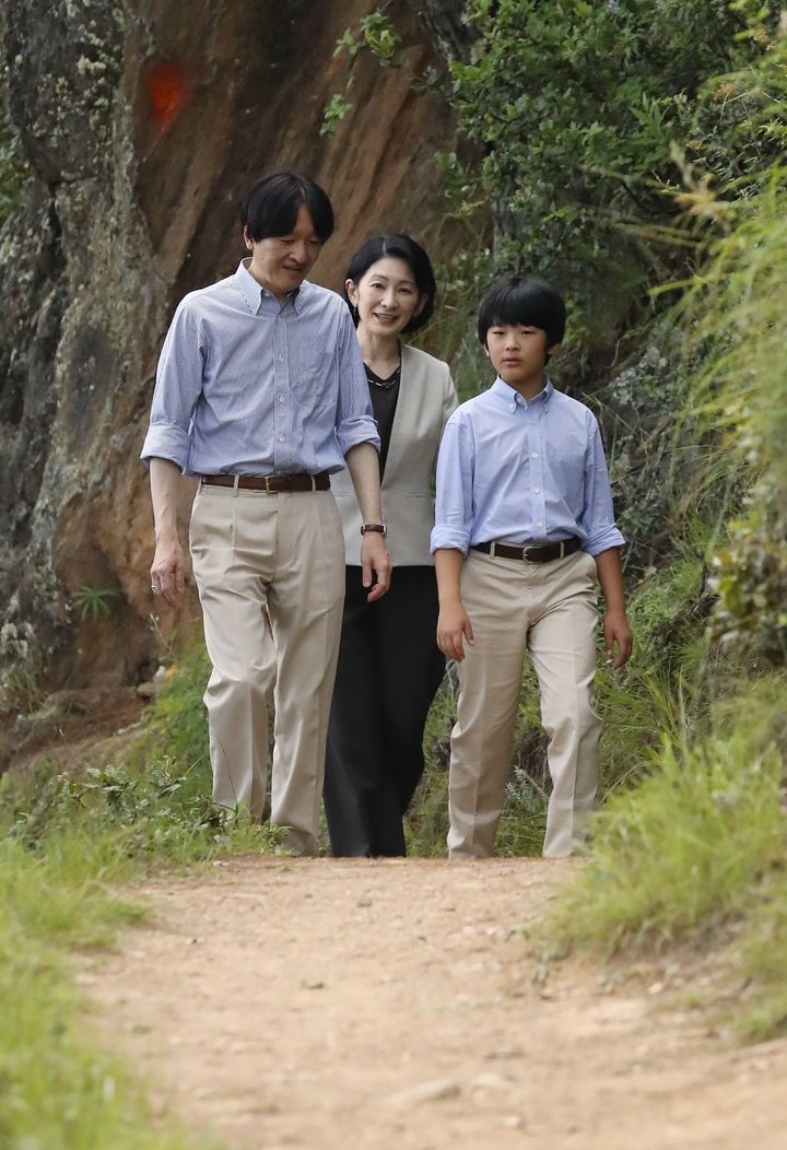 ハイキングコースを散策される秋篠宮ご夫妻と長男悠仁さま＝8月20日、ブータン・ティンプー