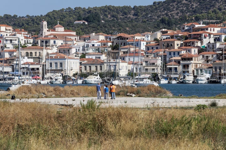 Εμπειρογνώμονες ερευνούν το ελικοδρόμιο του Γαλατά, από το οποίο απογειώθηκε το μοιραίο ελικόπτερο. 