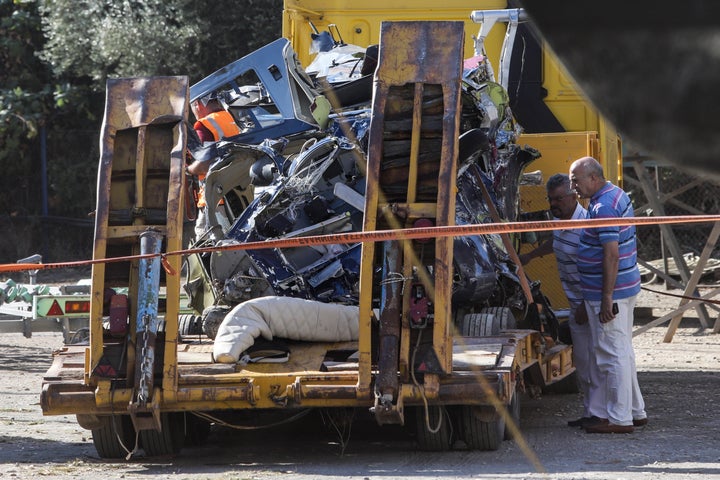 Εμπειρογνώμονες ερευνούν τα συντρίμμια του ελικοπτέρου.