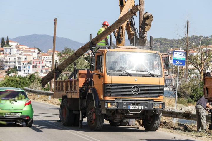 Συνεργεία της ΔΕΗ εργάζονται για την αποκατάσταση της ηλεκτροδότησης στον Πόρο.