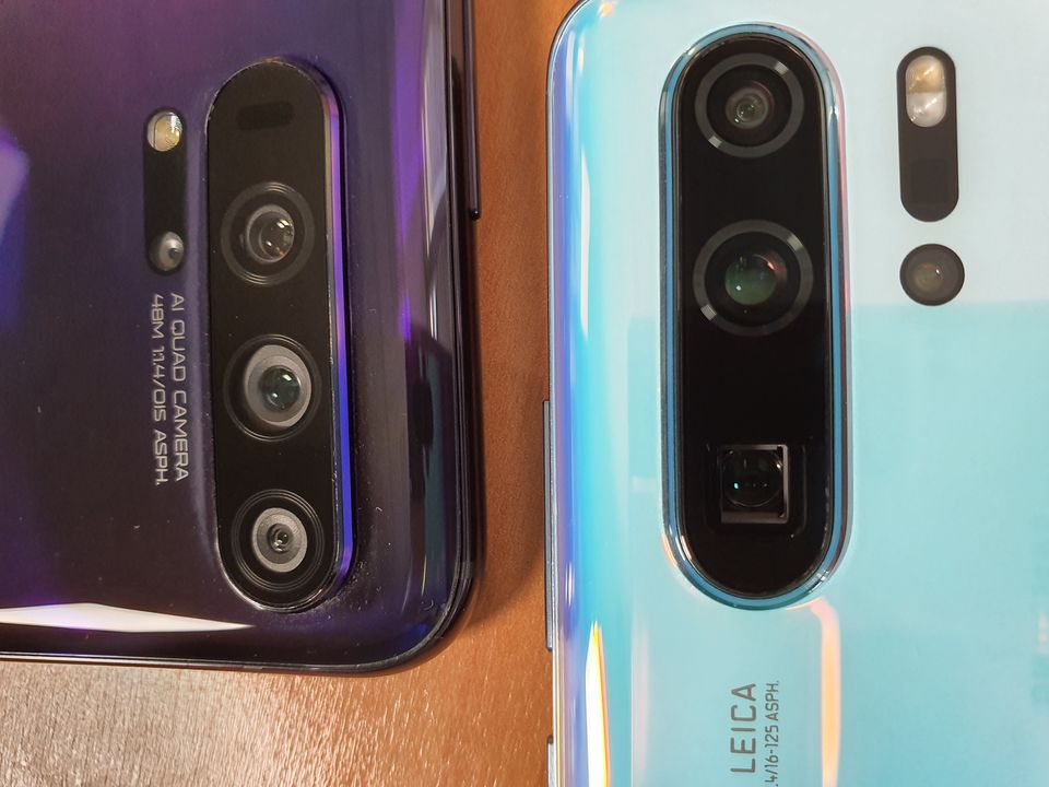 Les appareils photo des Honor 20 Pro (gauche) et Huawei P30 Pro