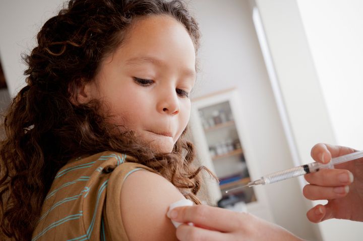 Au Québec, les filles et les garçons reçoivent le vaccin contre le VPH pendant la quatrième année du primaire.