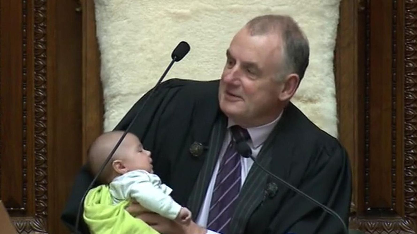 国会議事堂の議長席で赤ちゃんにミルク きょうはvipが一緒です ハフポスト
