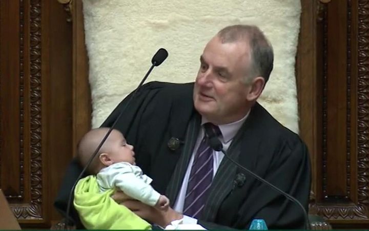  赤ちゃんを抱くトレヴァー・マラード議長