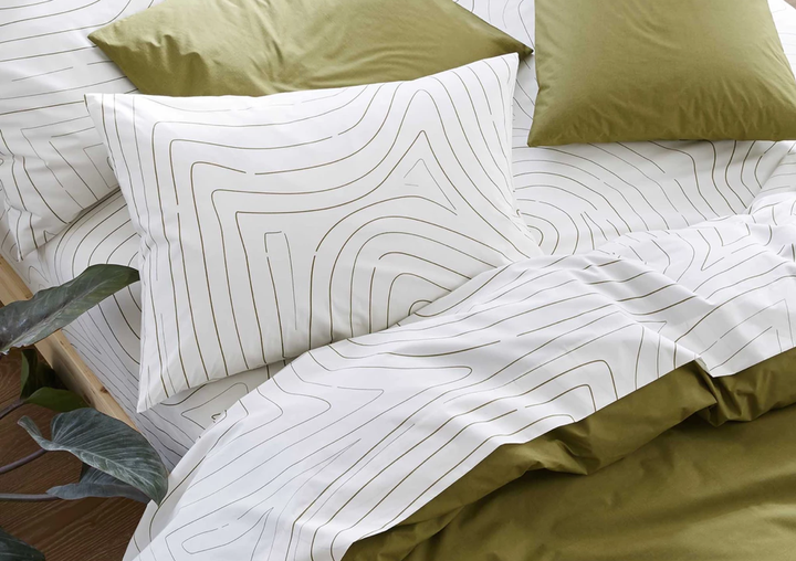 Here's how to know if you're buying a good set of sheets, according to bedding experts.