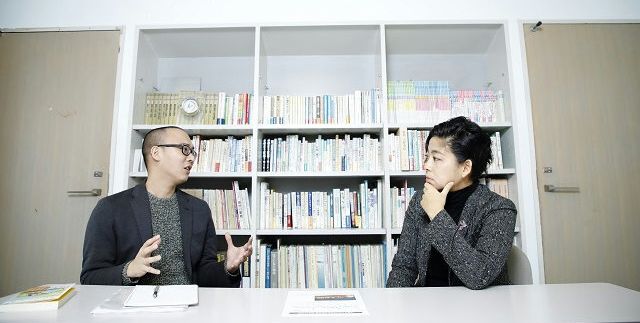 写真左から『不登校新聞』編集長・石井志昂さん、樹木希林さんの娘で文章家の内田也哉子さん