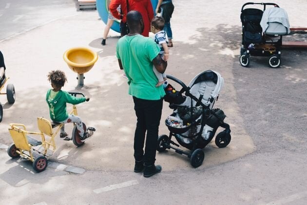 父親が子供たちと公園で遊ぶ様子 イメージ写真