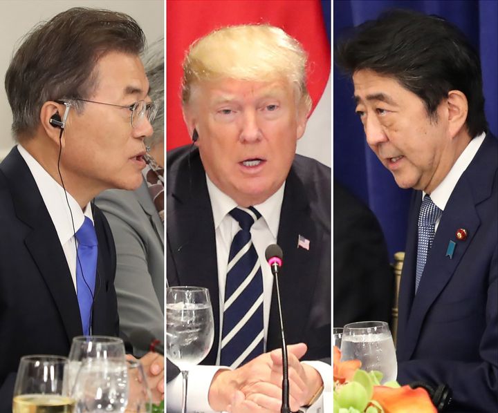 （左から）韓国の文在寅大統領、トランプ米大統領、安倍晋三首相＝2017年9月、日米間首脳会談