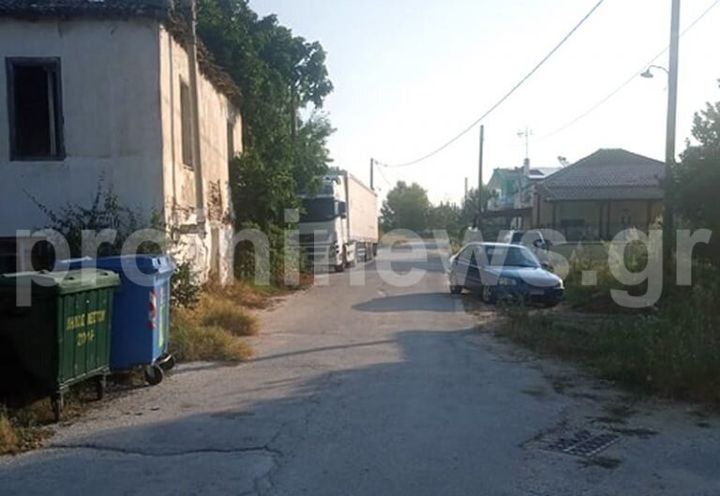 Στην φωτογραφία φαίνεται το σπίτι του δράστη και το φορτηγό του ενός θύματος. Φωτό: proininews.gr
