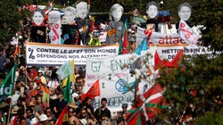 Miles de personas se manifiestan entre Hendaya e Irún contra la cumbre del