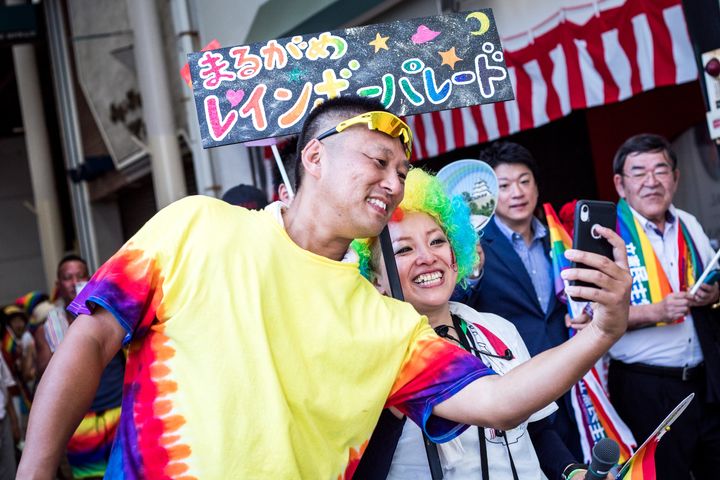 写真に納まる矢野さん（左）と藍川さん（中央）＝香川県丸亀市、2019年8月25日