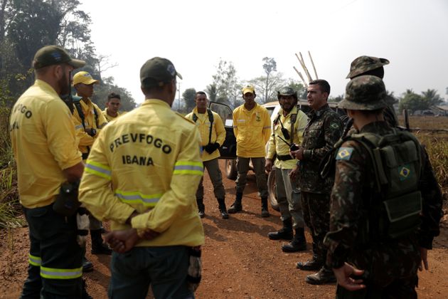 Des militaires brésiliens informent des pompiers sur l'évolution des incendies à...