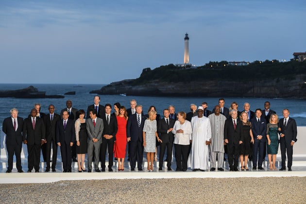 Foto de familia de los miembros del G7 reunidos en Biarritz, m&aacute;s los jefes de Gobierno de pa&iacute;ses...